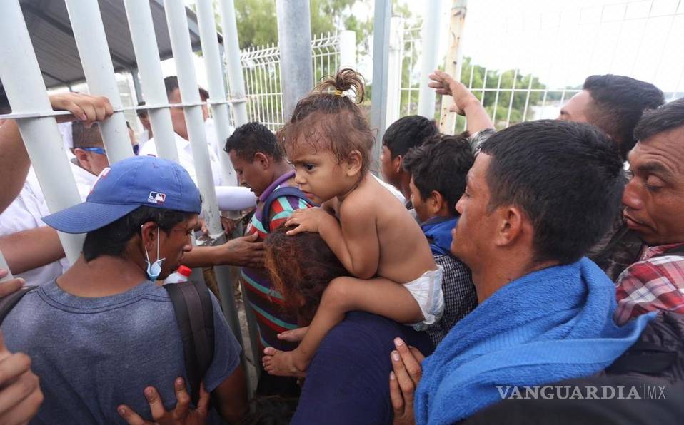 Migrantes guatemaltecos intentaron derribar cerco fronterizo con México (video)
