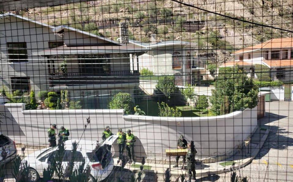 Agreden auto de diplomática de España por entrar a embajada de México en Bolivia