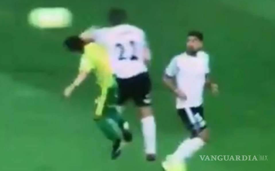 Futbolista mexicano fractura a su rival con un codazo brutal