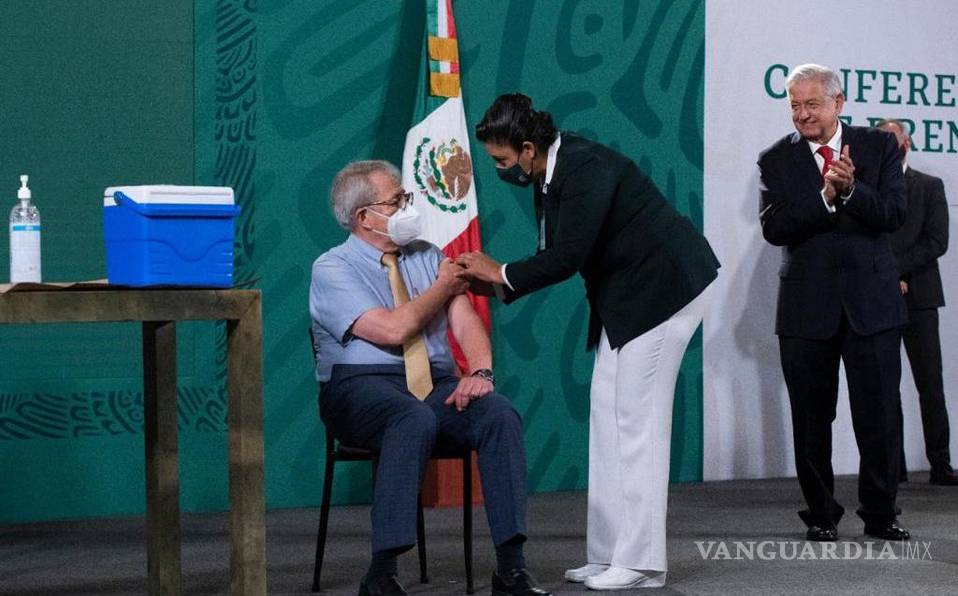 Jorge Alcocer recibe segunda dosis de AstraZeneca; jefa Fabiana invita a los mexicanos a vacunarse