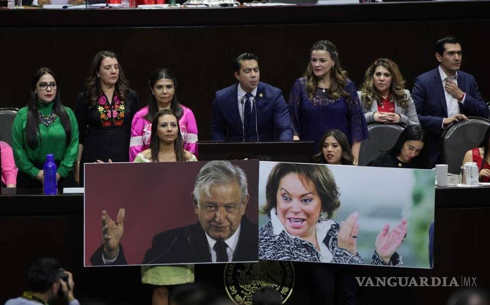 Diputados de PAN protestan en análisis de reforma educativa con fotos de AMLO y Elba Esther