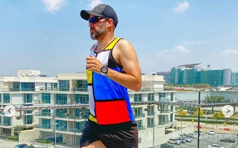 $!Coronavirus: Pareja de atletas corre un maratón en la terraza de su casa en Dubaí para dar ejemplo a otras personas