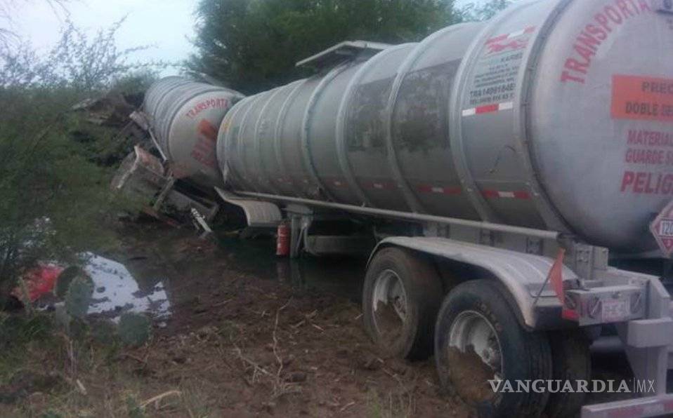 $!Vuelca pipa y derrama 30 mil litros de gasolina en carretera de Tamaulipas