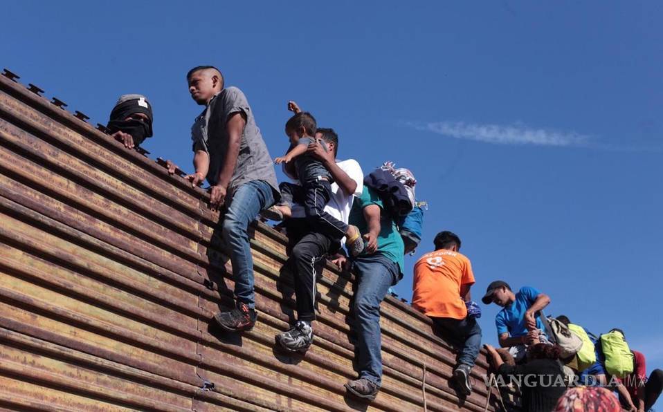 México deporta a 98 migrantes por violencia en frontera en Tijuana