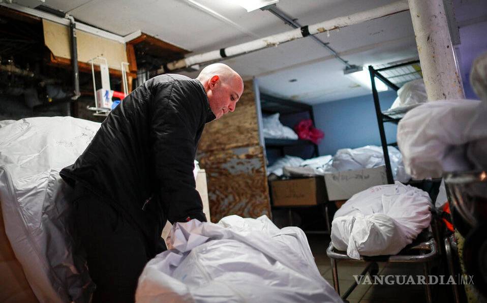 En California funerarias se quedan sin espacio por aumento de casos de COVID-19