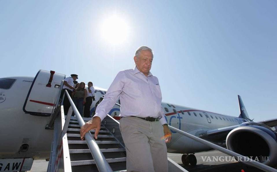 Pasajeros aplauden al piloto Rafael Bolio que le pidió a AMLO construir el aeropuerto en Texcoco