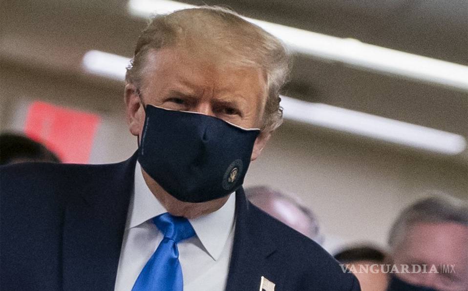 Donald Trump visita hospital y aparece por primera vez usando cubrebocas