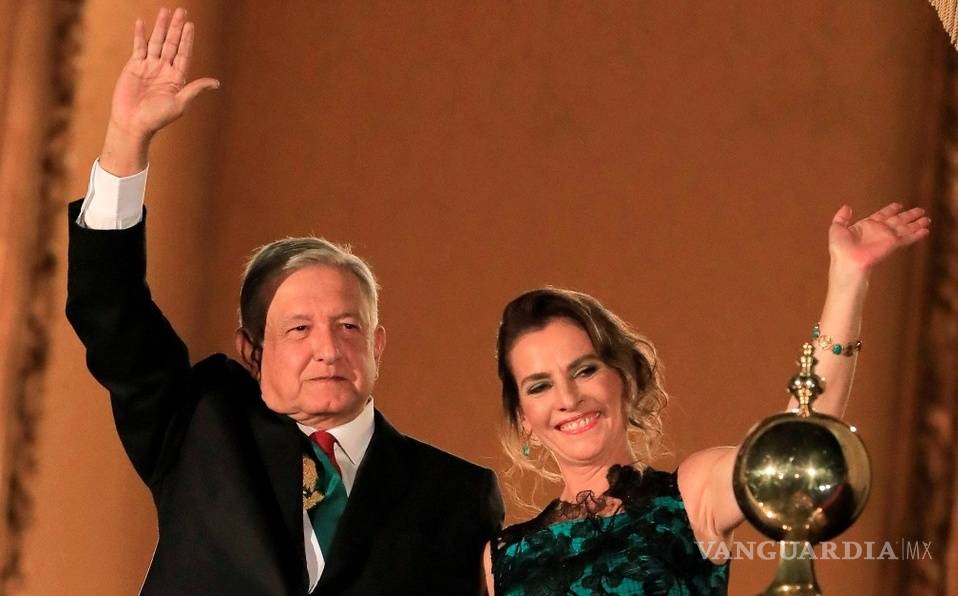 Beatriz Gutiérrez Müller, esposa de AMLO vs Angélica Rivera... ¿Quién gastó más dinero en vestidos para el grito de Independencia?