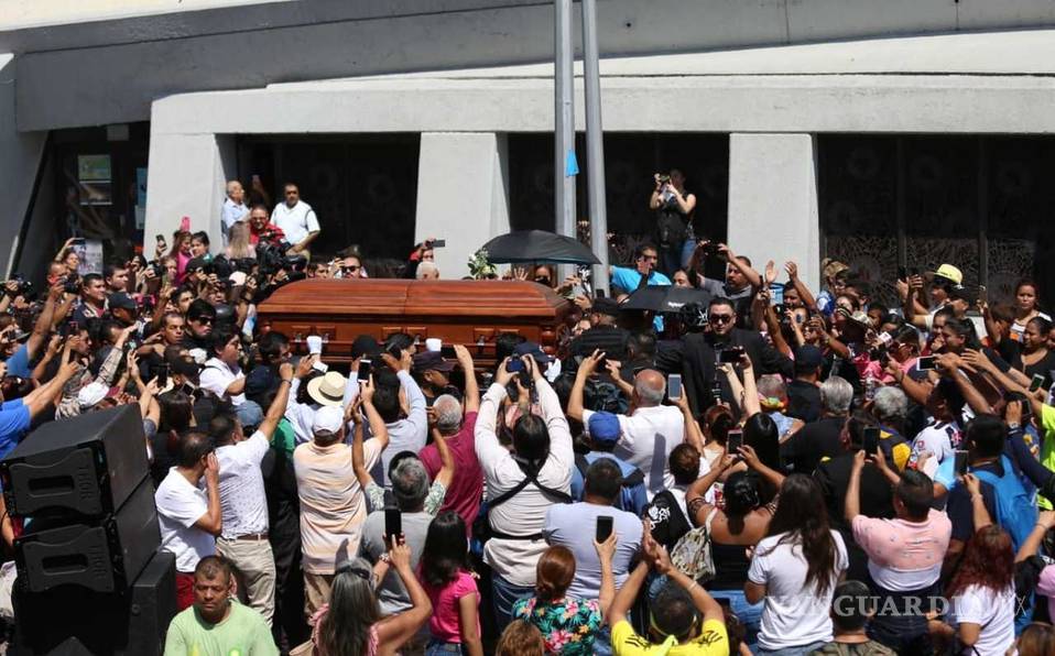 $!Adiós, Celso Piña: Fans acuden a la Basílica de Guadalupe para despedir a &quot;El Rebelde del Acordeón&quot;