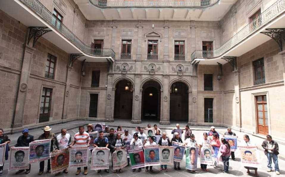 $!Padres de los 43 de Ayotzinapa piden que UIF investigue a Murillo Karam y Tomás Zerón