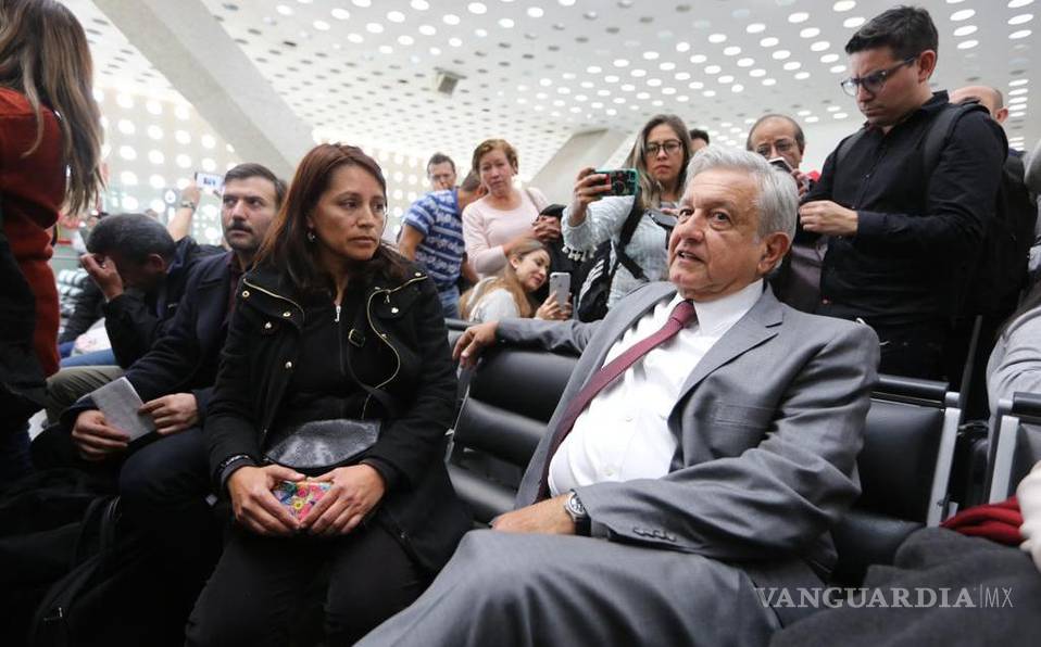 Activista intercepta a AMLO en aeropuerto y pide apoyar a migrantes en Tijuana