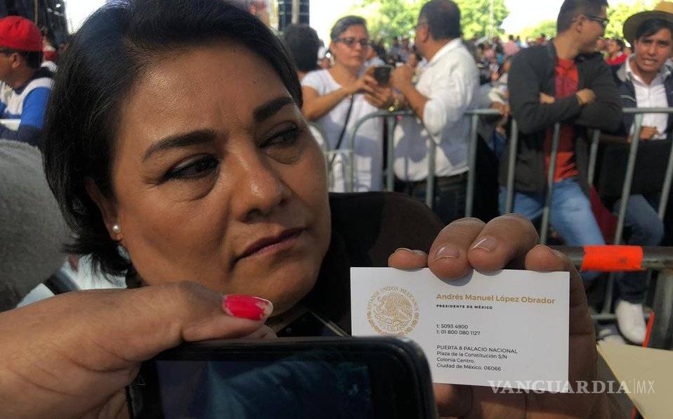 $!Reparte AMLO tarjetas con su número de teléfono en Guerrero