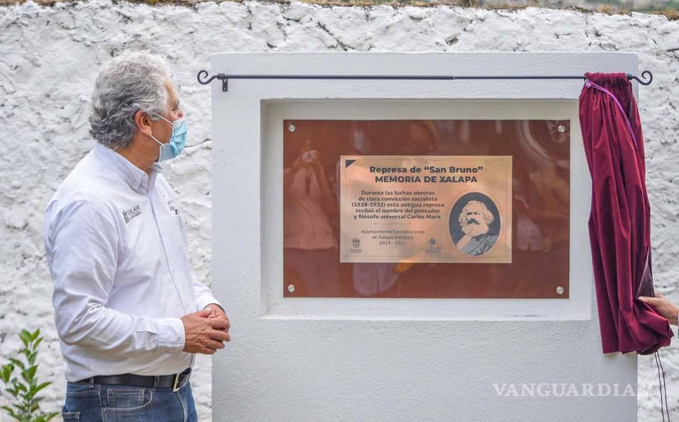 Develan en Xalapa placa dedicada a Karl Marx