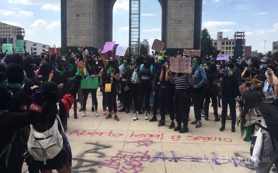 $!Mujeres exigen despenalizar el aborto, marchan al Zócalo de la CDMX