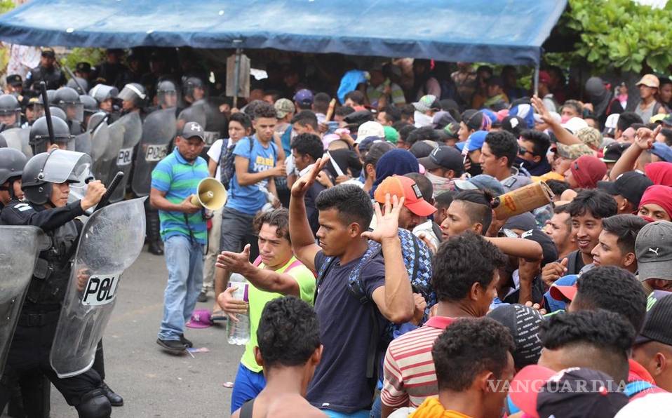 Choque entre migrantes y policía guatemalteca deja 9 heridos