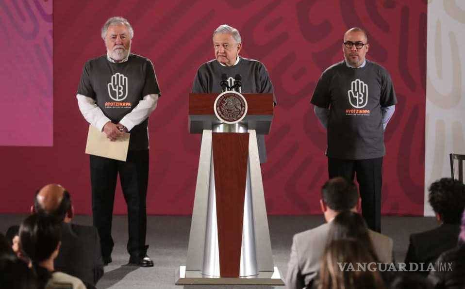 AMLO con playera de los 43 normalistas reitera compromiso con padres de Ayotzinapa