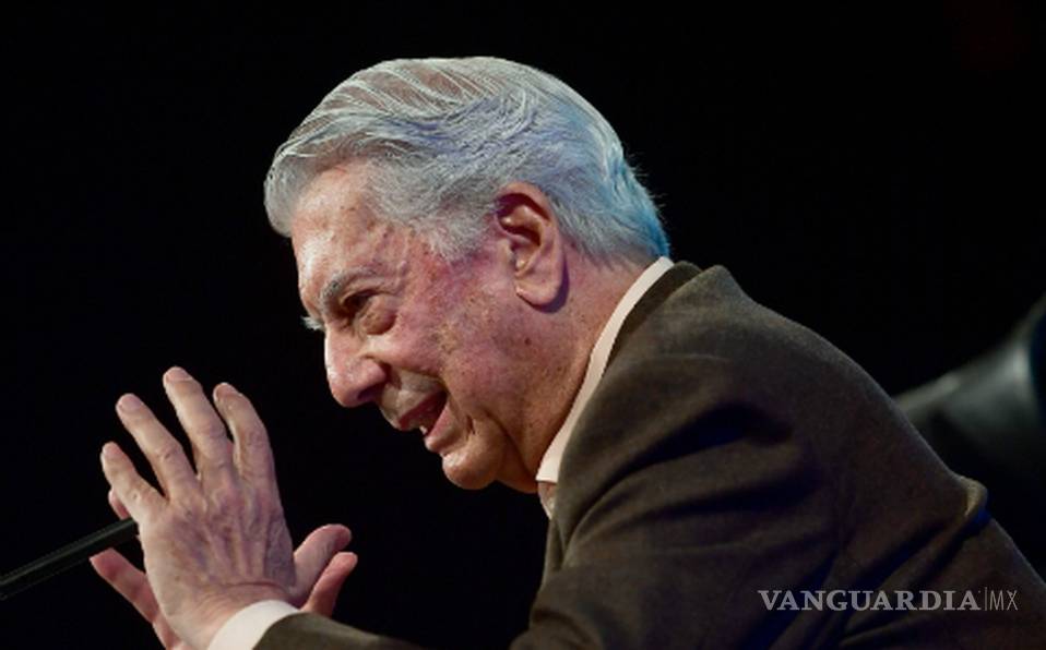 Populismo de AMLO puede llevar a México a una dictadura, advierte Vargas Llosa