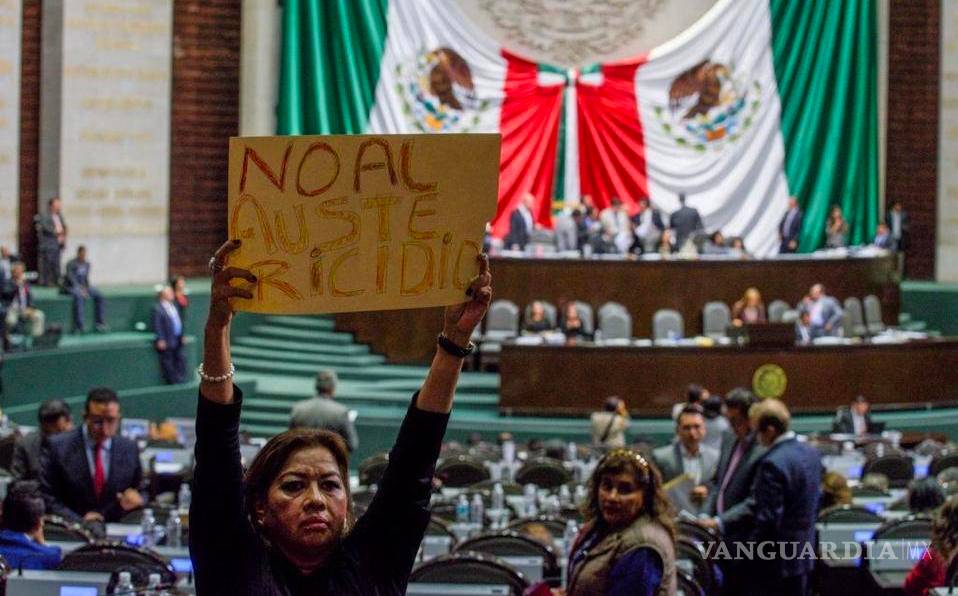 Con 321 votos a favor, una abstención y 124 votos en contra, Ley de Austeridad es aprobada