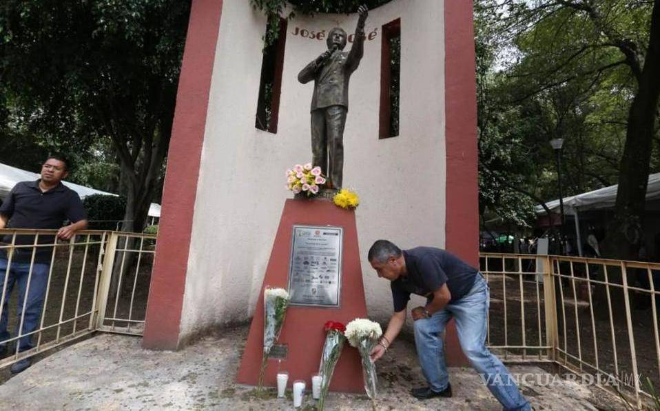 Fans recuerdan a José José frente en estatua de Azcapotzalco