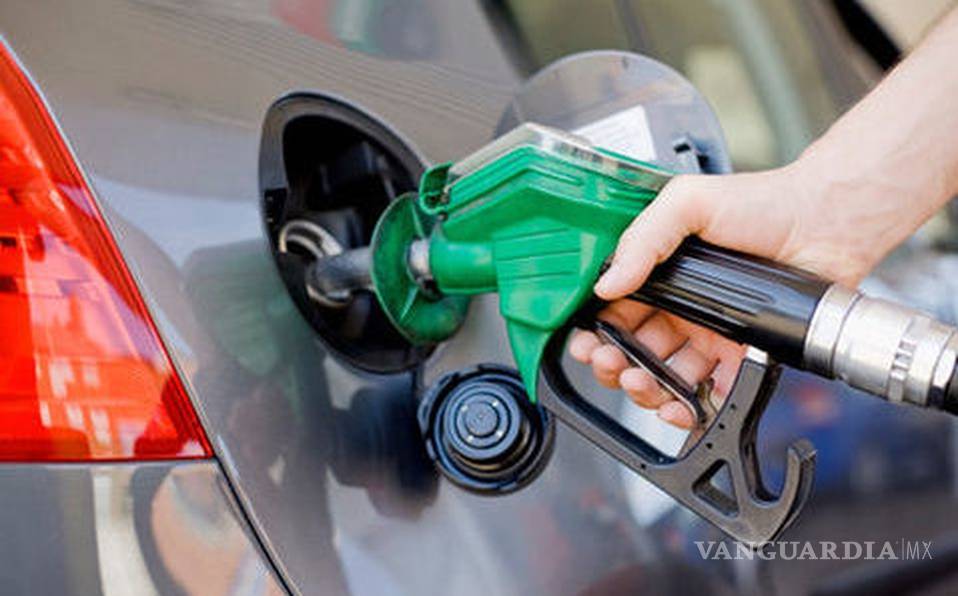 ¿Por qué está bajando el precio de la gasolina en México a 16 pesos en algunos estados?