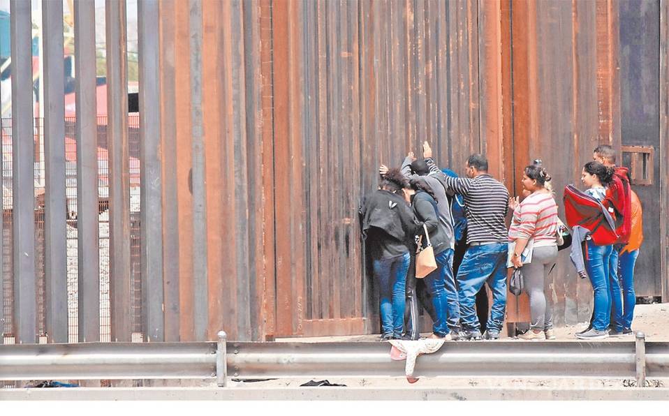 México redujo 43% cruces a EU desde la amenaza de aranceles