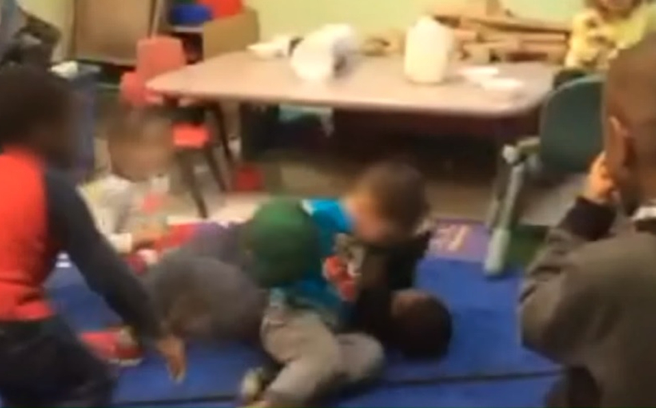 Maestras organizaban peleas entre niños en un kínder (video)