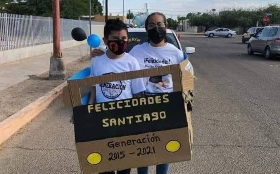 Con carro de cart n madre acompa a a su hijo en caravana de