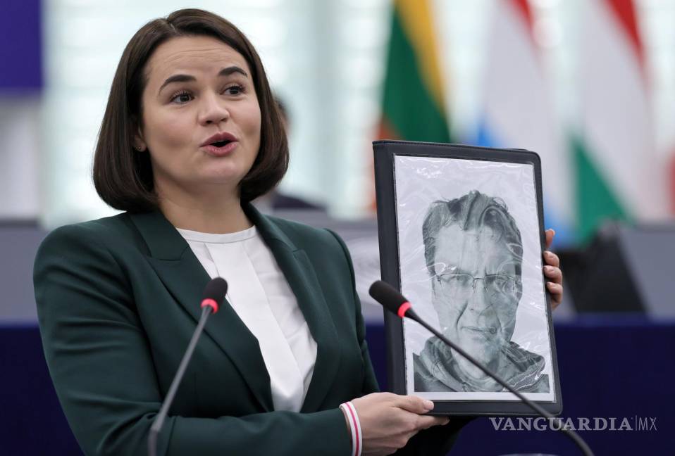 $!La líder de la oposición bielorrusa y activista política Svetlana Tikhanovskaya muestra una fotografía de Andrzej Poczobut en el Parlamento Europeo.
