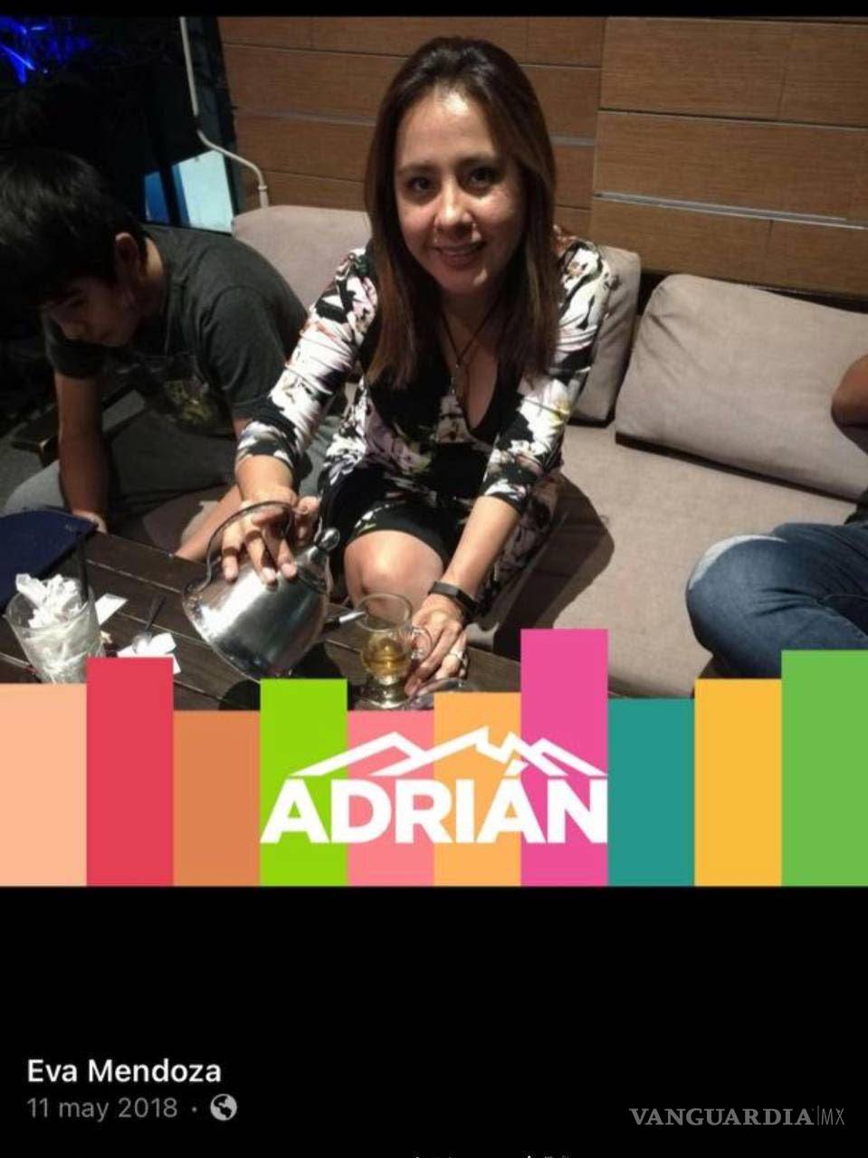 $!Eva Mendoza, de Turismo NL, apoyando a Adrián de la Garza.