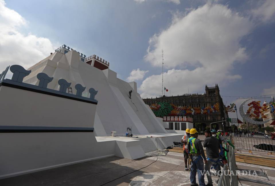 $!Trabajadores continúan dando los últimos detalles de la construcción de la maqueta de una pirámide por los 500 años de resistencia indígena en el Zócalo en la Ciudad de México. EFE/ Mario Guzmán