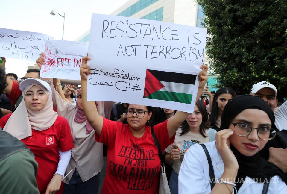 $!La gente participa en una protesta contra Israel para mostrar solidaridad con el pueblo palestino tras la explosión del hospital de Gaza, en Túnez.