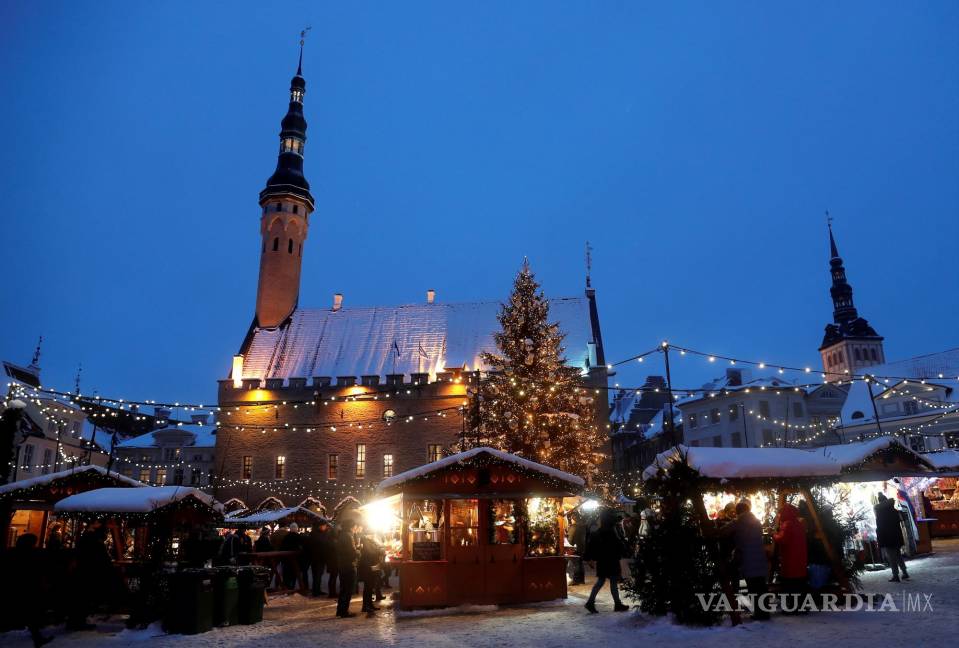 $!La gente visita el mercado de Navidad en la Plaza del Ayuntamiento de Tallin, Estonia. EFE/EPA/Toms Kalnins