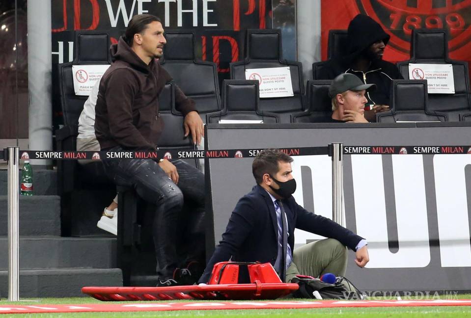 $!El delantero del AC Milan Zlatan Ibrahimovic (L) y su compañero de equipo Simon Kjaer (2-R) ven el partido de fútbol de la Serie A italiana entre el AC Milan y el Venezia FC en el estadio Giuseppe Meazza de Milán. EFE/EPA/Matteo Bazzi