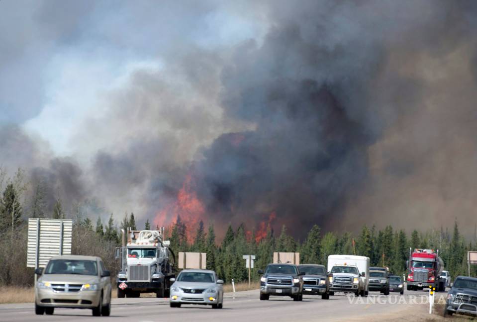 $!Canadá calcula que tardará meses en poder controlar incendio masivo