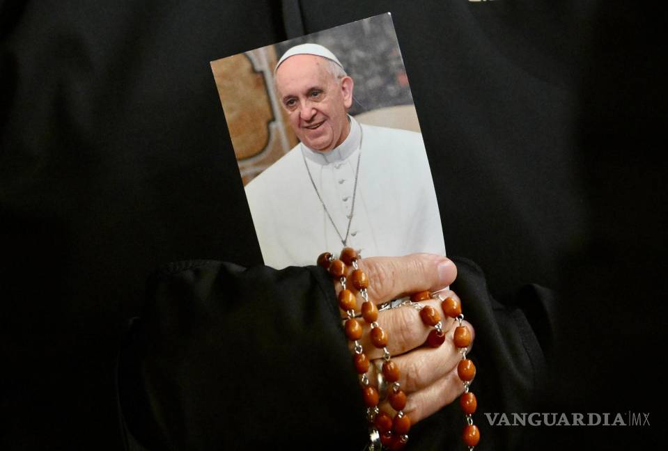 $!Una monja con una imagen del Papa Francisco y un rosario durante una oración del Rosario por la salud del pontífice en la Plaza de San Pedro.