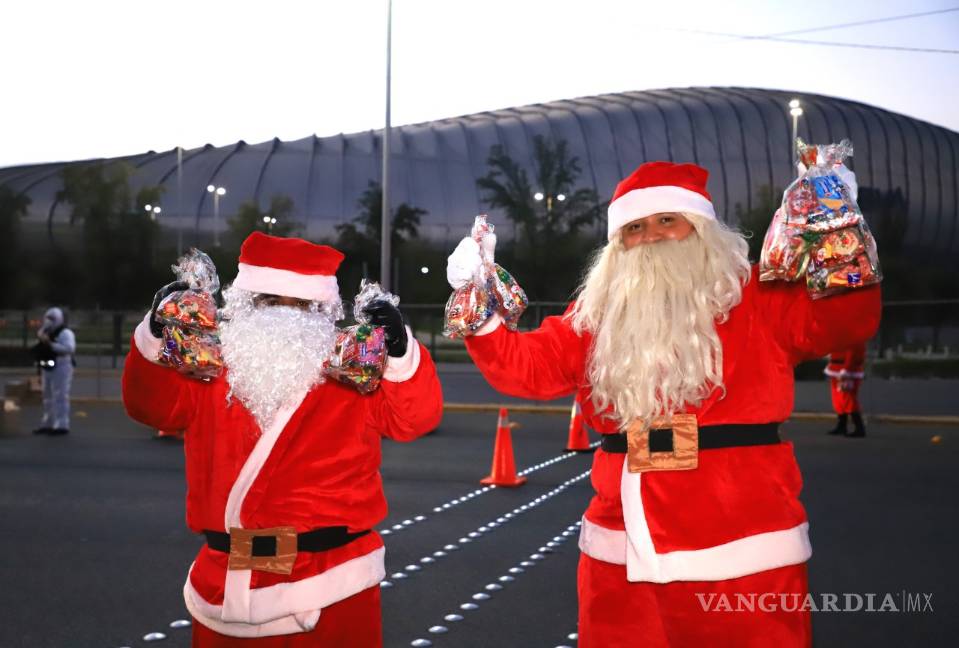 Tránsitos de Nuevo León se visten de Santa Claus para invitar al uso del cubrebocas