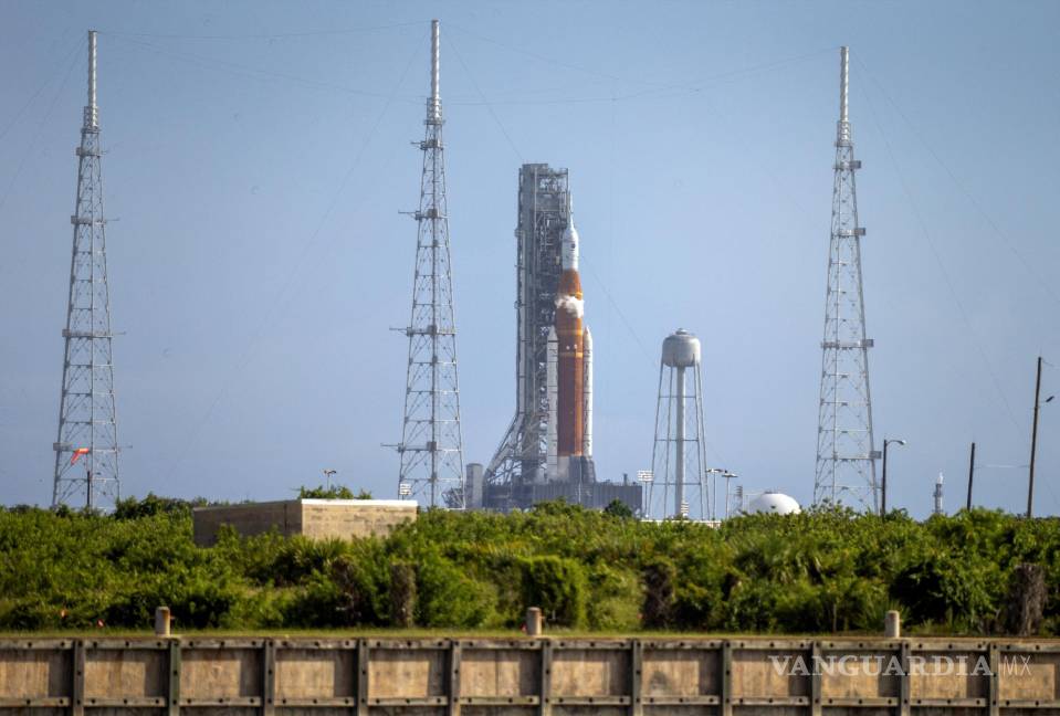 $!El cohete del Sistema de Lanzamiento Espacial (SLS) de la NASA con la nave espacial Orión a bordo sobre el lanzador móvil en la plataforma de lanzamiento 39B en el Centro Espacial Kennedy
