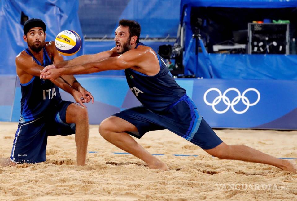 $!Gabby Williams (d) de Francia en acción contra Astou Ndour (i) de España durante el partido de cuartos de final de baloncesto femenino entre España y Francia en los Juegos Olímpicos de Tokio 2020. EFE
