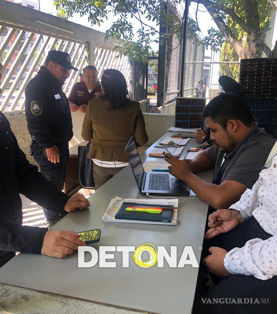 $!La persona de espaldas canaliza a los coyotes con Jazmín Hernández Noyola, lugarteniente de Edgar Elif Rivas Pelayo, director de Comandancia de la AFAC.