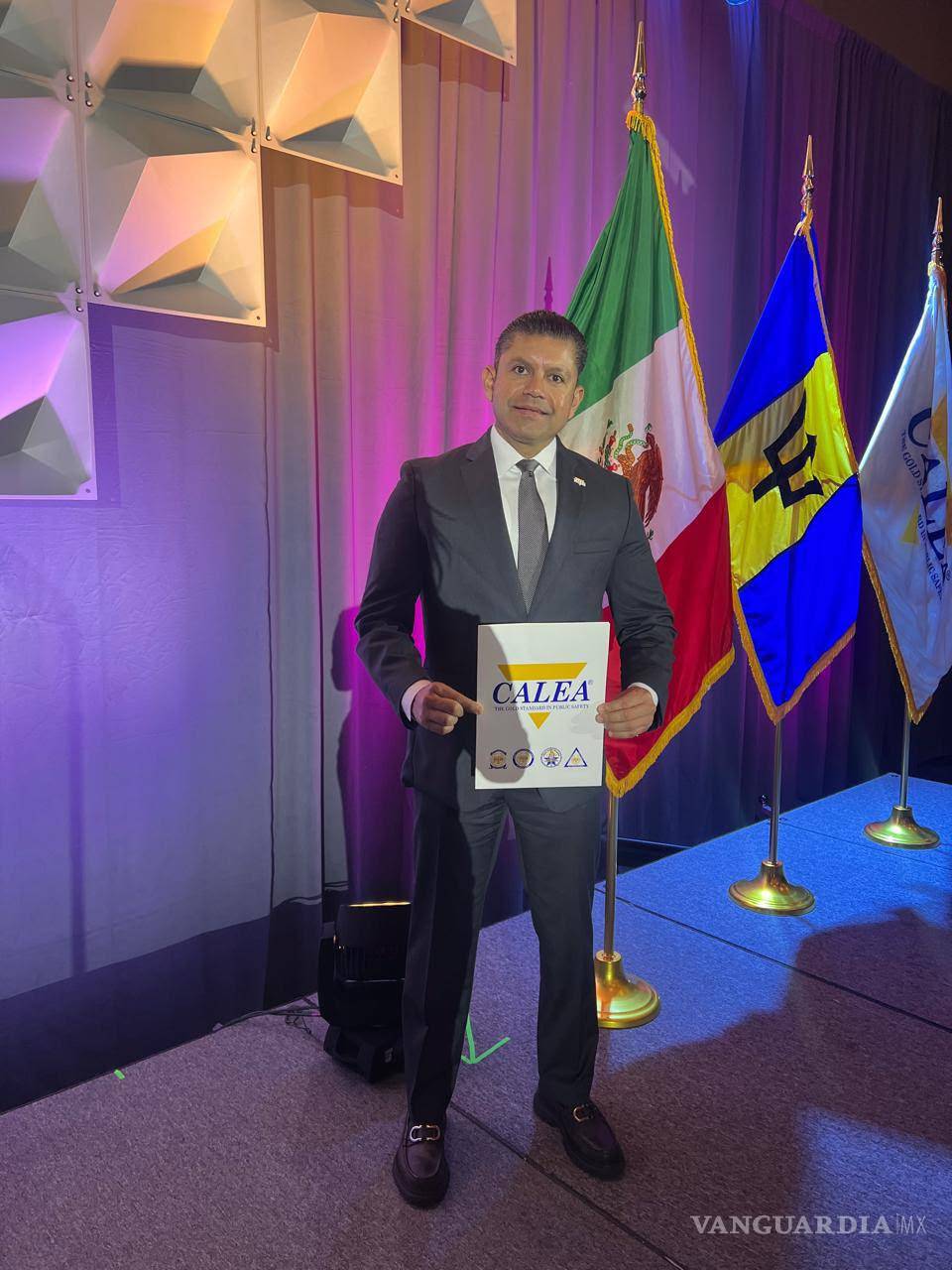 $!Miguel Ángel Garza Félix recibió la certificación en representación de la Policía de Saltillo, tras superar un proceso de evaluación internacional.