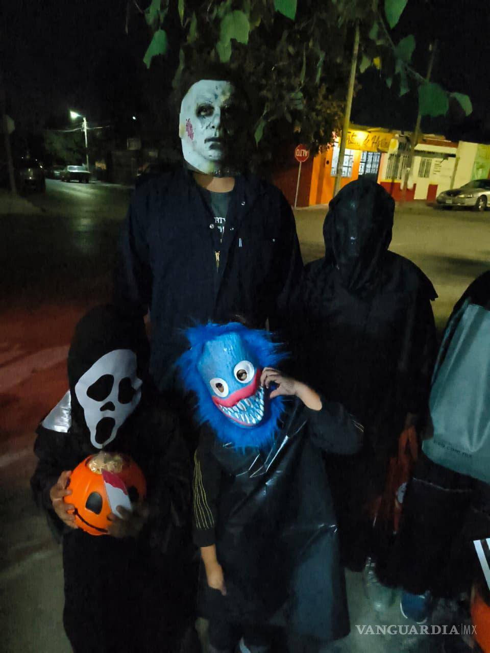 $!Padres y madres acompañaron a sus hijos en busca de dulces y diversión.