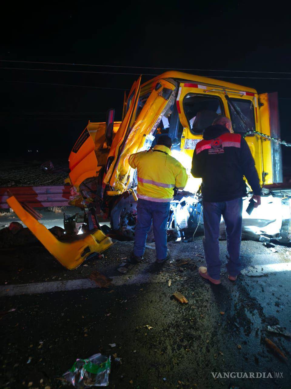 $!Peritos inician investigaciones para deslindar responsabilidades en el choque que dejó un joven conductor gravemente herido.