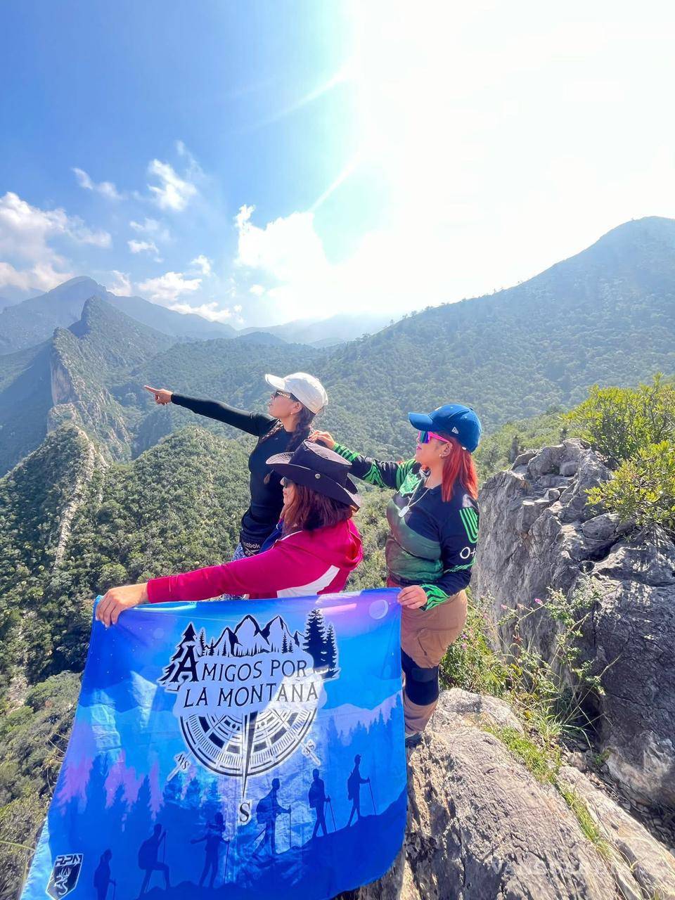 $!Rocío y Gloria durante una de las rutas organizadas por el grupo “Amigos por la Montaña”.