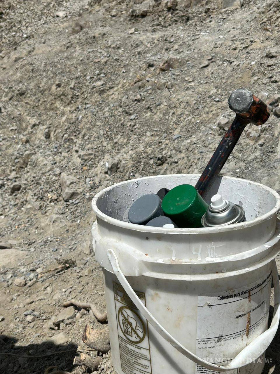 $!En el lugar se descubrieron aerosoles que se utilizaron para pintar las enormes rocas que conforman la insignia.