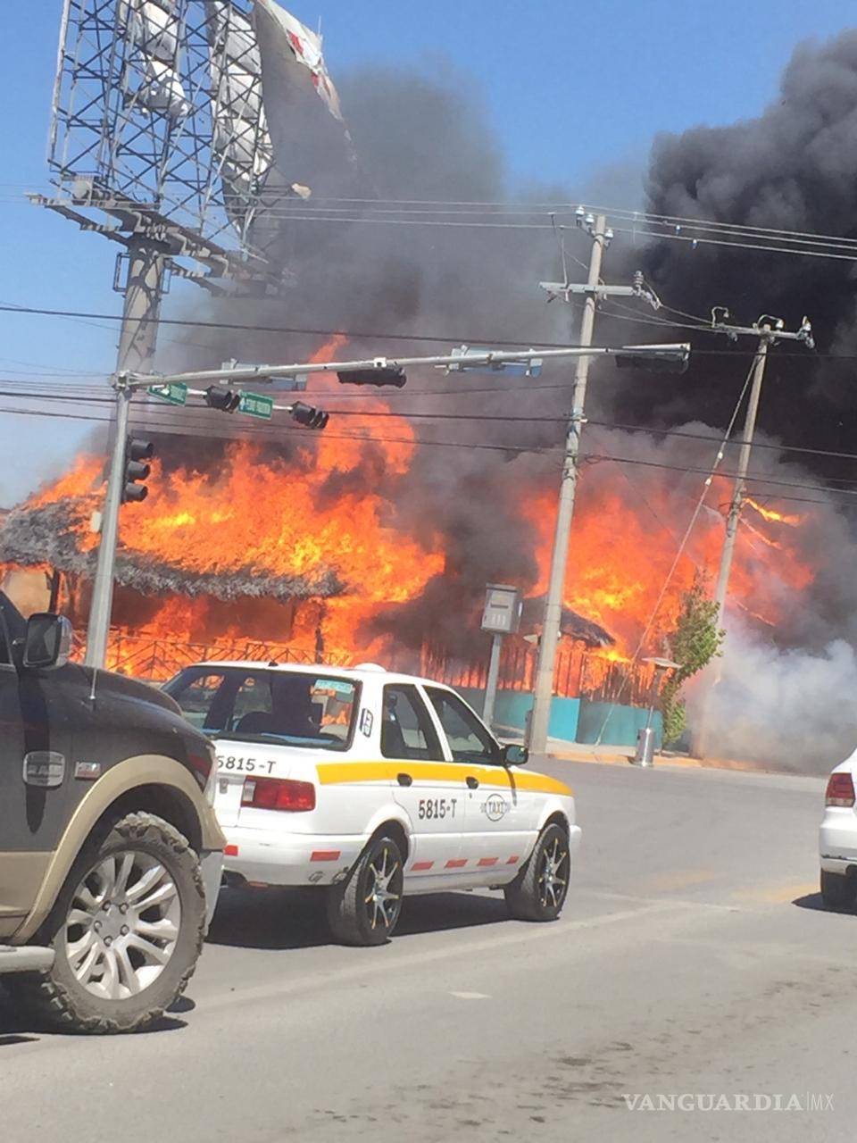 $!Cortocircuito provoca un gran incendio que reduce a cenizas a restaurante en Saltillo; ya se les había advertido del desperfecto