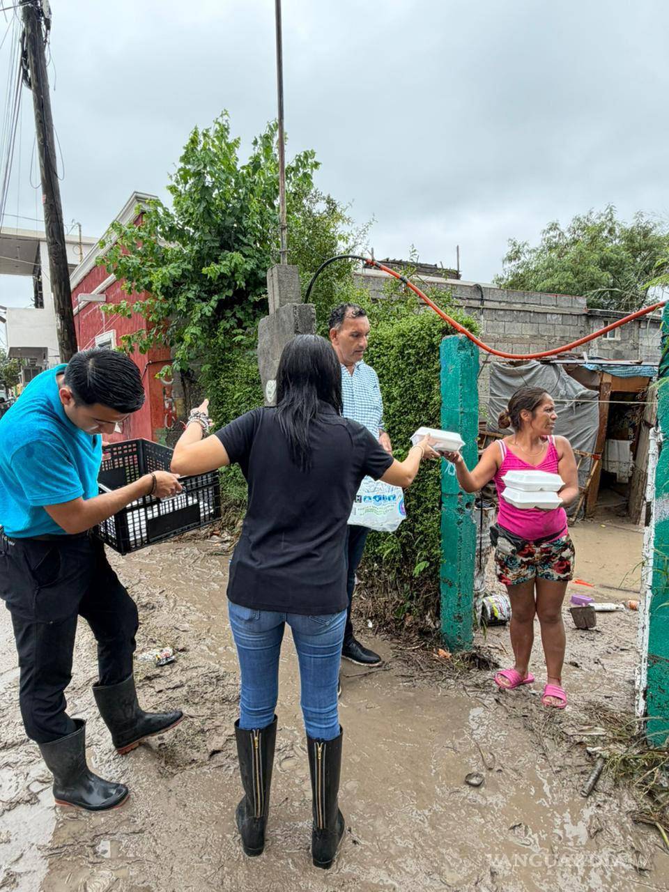 $!Como parte de las acciones de apoyo a las familias afectadas por las intensas lluvias registradas en Frontera, personal del Ayuntamiento realizó la entrega de alimentos y bebidas a ciudadanos que resultaron perjudicados.