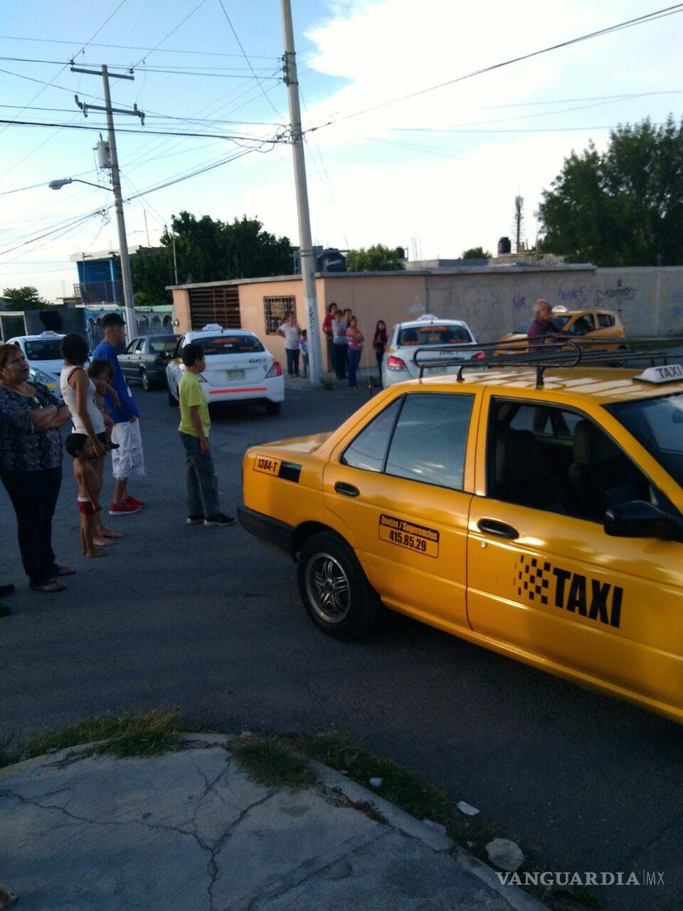 $!Taxistas intentan linchar a presuntos ladrones al oriente de Saltillo