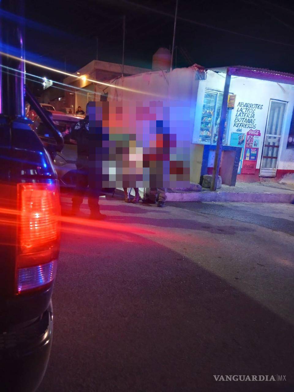 $!Vecinos de la colonia Eliseo Mendoza Berrueto ayudaron a la víctima cuando la encontraron escondida detrás de un vehículo, alertando a las autoridades.