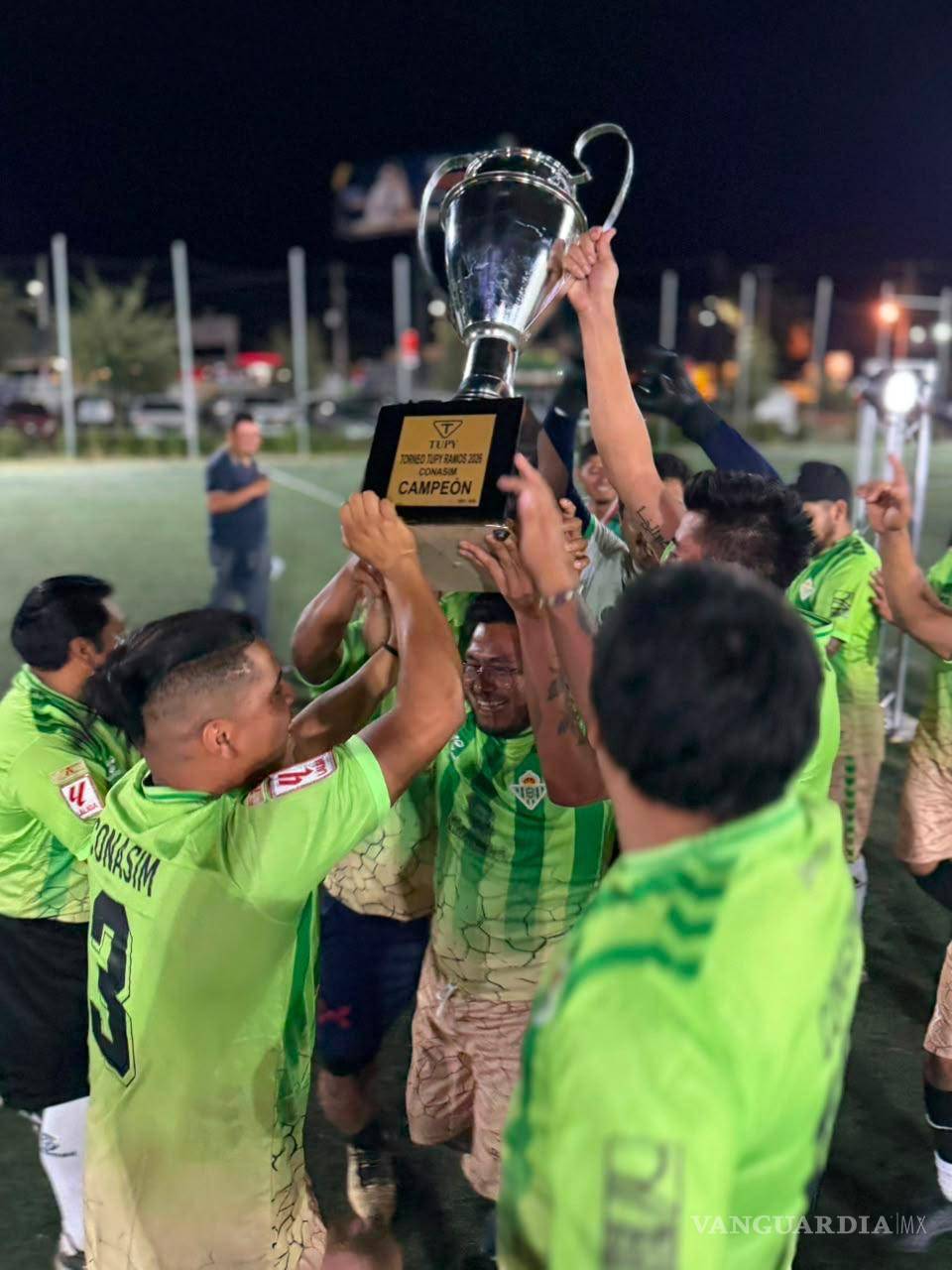 $!Real Sociedad alza el trofeo tras coronarse campeón del Torneo de Futbol Tupy 2026 en una emotiva jornada deportiva.