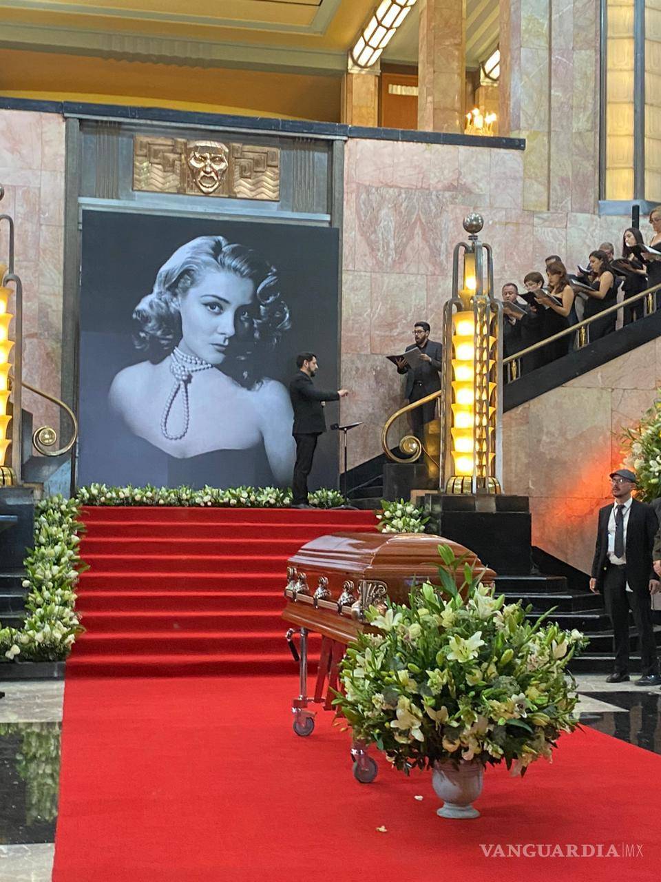 ‘Te amo, te extraño y te necesito’... Así despide Alejandra Guzmán a Silvia Pinal desde el homenaje en Palacio de Bellas Artes 